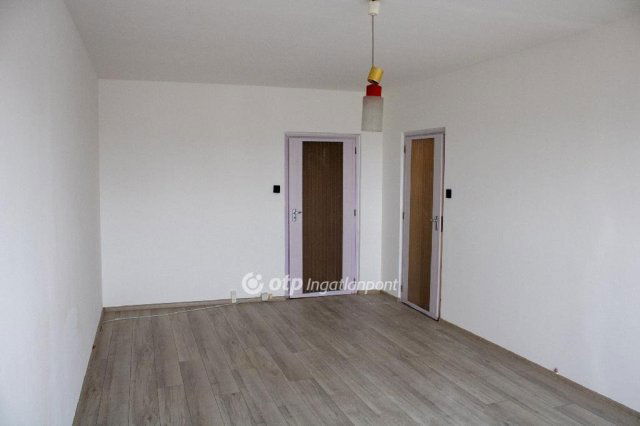 Eladó panellakás, Dunaújvárosban 34.9 M Ft, 2 szobás