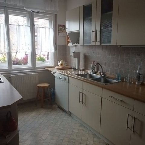 Eladó téglalakás, Pécsett 75 M Ft, 4 szobás