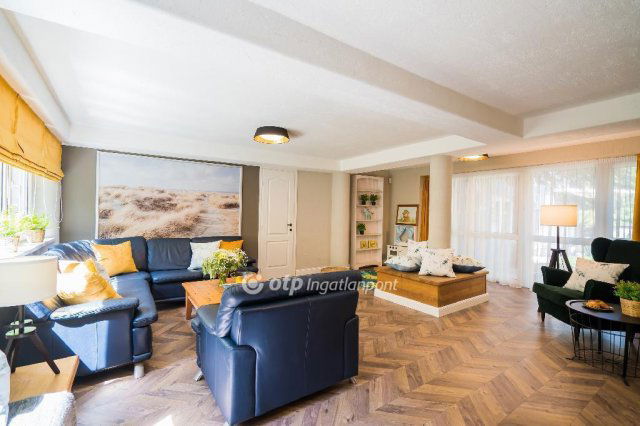 Eladó családi ház, Siófokon 650 M Ft, 16+2 szobás