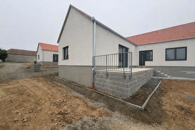 Eladó családi ház, Nagykozáron 105.9 M Ft, 4 szobás