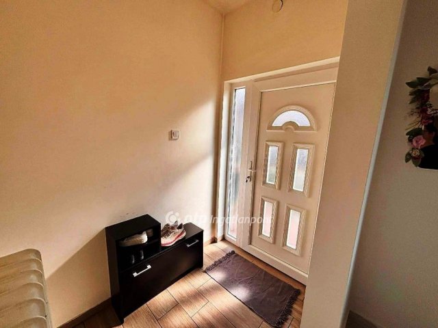 Eladó családi ház, Tasson 37 M Ft, 2 szobás