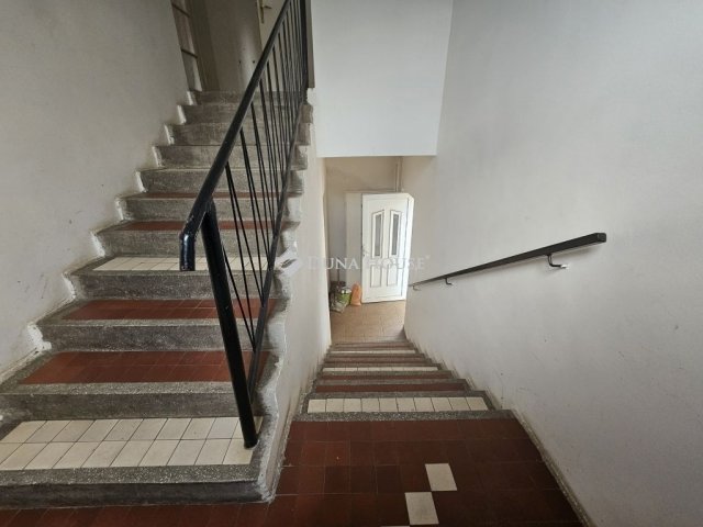 Eladó családi ház, Pécsett 85 M Ft, 7 szobás