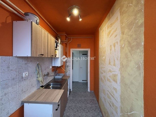 Eladó panellakás, Esztergomban 32.9 M Ft, 2 szobás