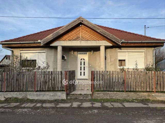 Eladó családi ház, Poroszlón 35 M Ft, 2+1 szobás