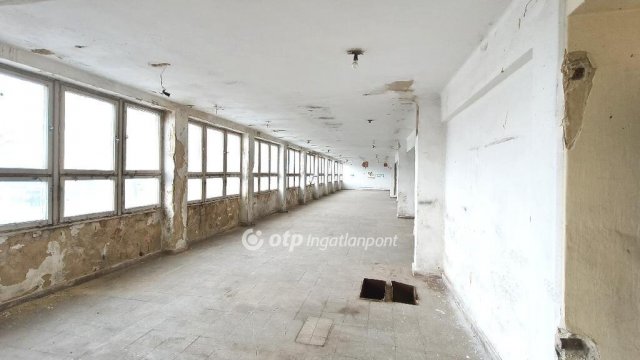 Eladó ipari ingatlan, Dunaújvárosban 50 M Ft
