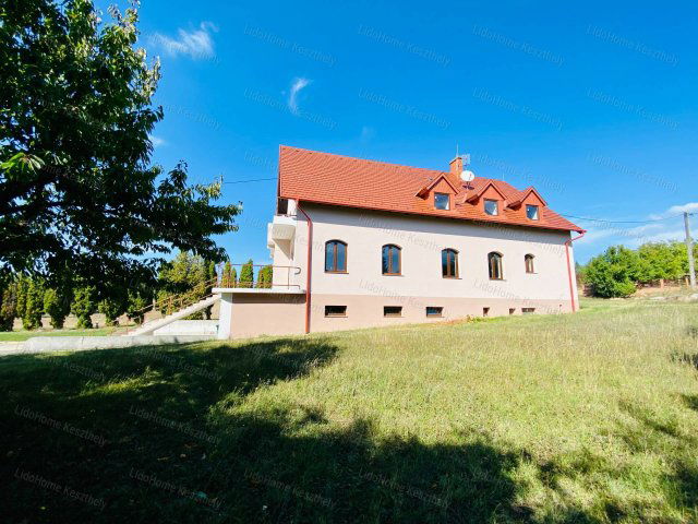 Eladó családi ház, Keszthelyen 144 M Ft, 10 szobás