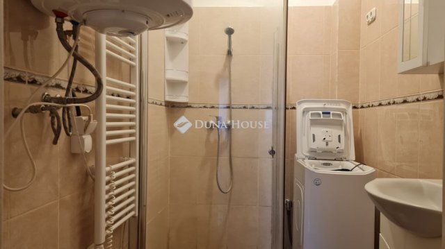 Kiadó téglalakás, albérlet, Pécsett 175 E Ft / hó, 2 szobás