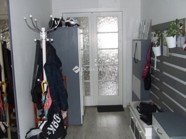 Eladó családi ház, Esztergomban 87.9 M Ft, 5 szobás