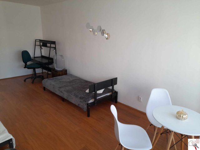 Kiadó panellakás, albérlet, Pécsett 200 E Ft / hó, 2 szobás