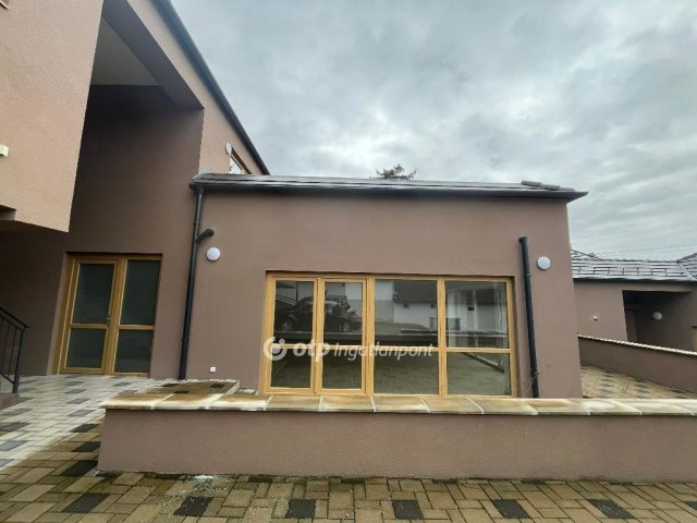 Eladó téglalakás, Szekszárdon 135 M Ft, 3+2 szobás