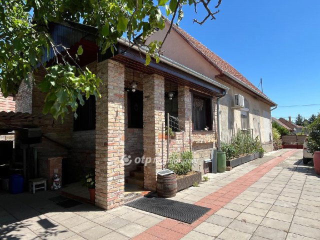 Eladó családi ház, Kiskunlacházán 69.9 M Ft, 2 szobás