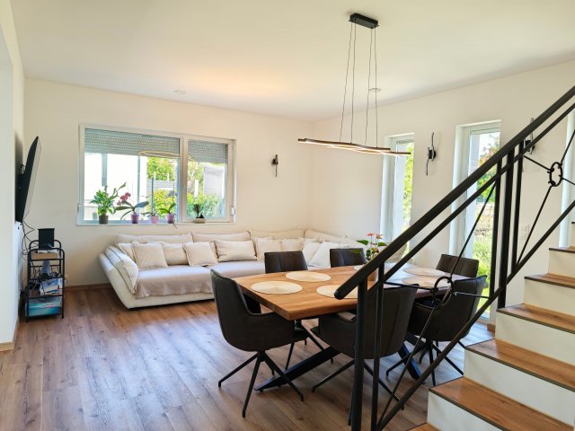 Eladó családi ház, Százhalombattán, Emese utcában 179.999 M Ft