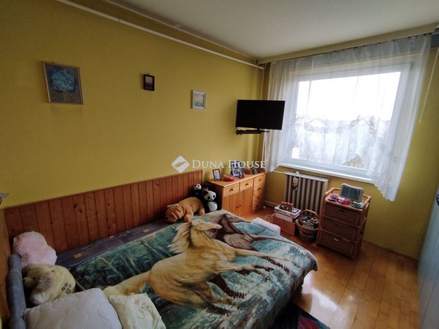 Eladó panellakás, Tatabányán 49.99 M Ft, 4 szobás