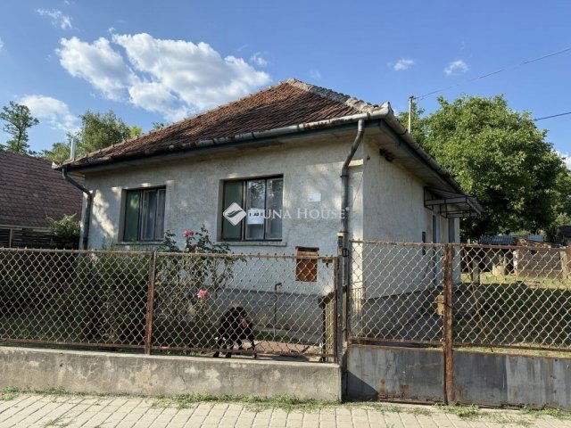 Eladó családi ház, Mendén 50 M Ft, 3 szobás