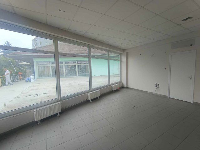 Eladó üzlethelyiség, Komlón, Városház téren 16.9 M Ft