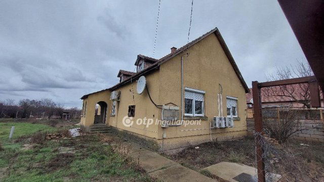 Eladó családi ház, Tiszatenyőn 18 M Ft, 2 szobás