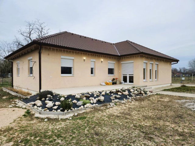 Eladó családi ház, Helvécián 95 M Ft, 6 szobás