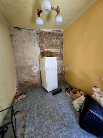 Eladó családi ház, Pécsett 19.9 M Ft, 5 szobás