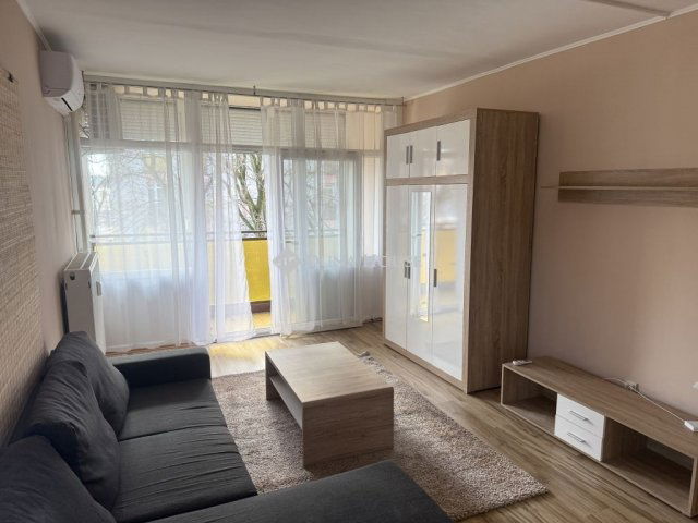 Kiadó panellakás, albérlet, Pécsett 180 E Ft / hó, 2 szobás