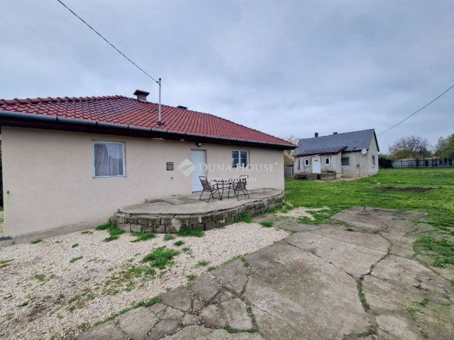 Eladó családi ház, Ercsiben 56.5 M Ft, 4 szobás