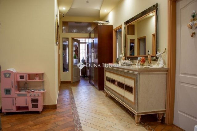 Eladó családi ház, Szegeden 409 M Ft, 6 szobás