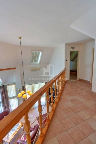 Eladó családi ház, Balatonalmádiban 175 M Ft, 8 szobás