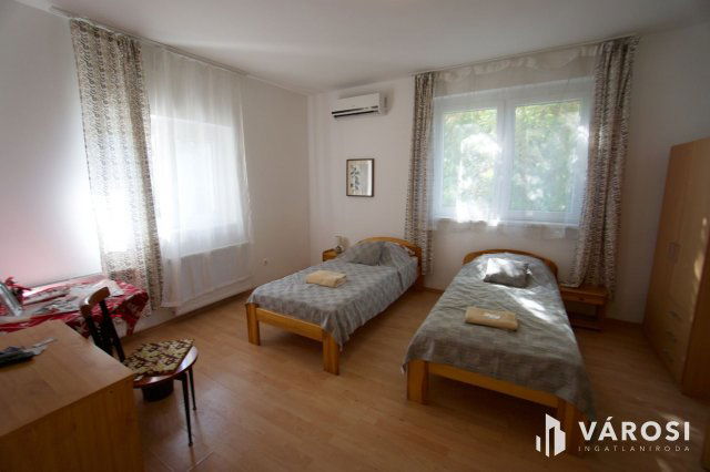 Eladó családi ház, Vecsésen 170 M Ft, 8 szobás