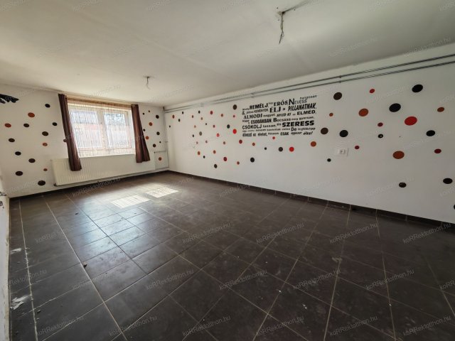 Eladó családi ház, Jászberényben 34.99 M Ft, 2 szobás