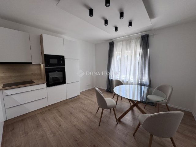 Eladó családi ház, Pécsett 97.9 M Ft, 3 szobás