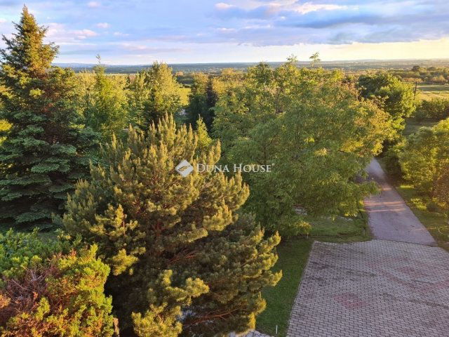Eladó családi ház, Bajon 299 M Ft, 6 szobás