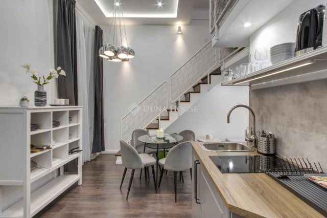 Eladó téglalakás, Budapesten, V. kerületben, Semmelweis utcában