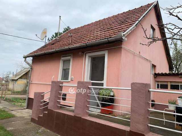 Eladó családi ház, Tiszajenőn 15.9 M Ft, 1 szobás