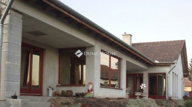 Eladó családi ház, Tápiószecsőn 69.9 M Ft, 7 szobás