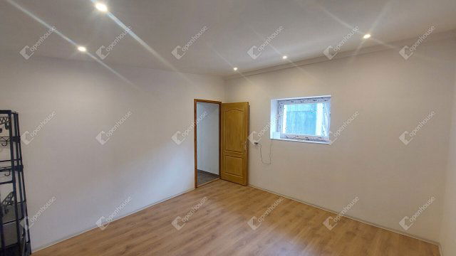 Eladó családi ház, Neszmélyen 29.99 M Ft, 1 szobás