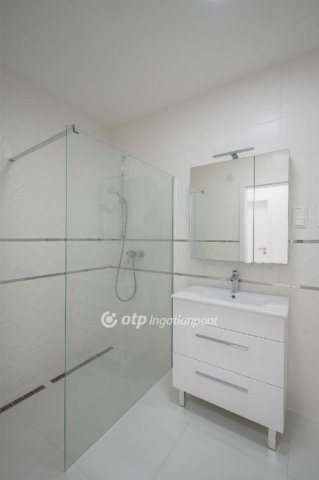 Eladó téglalakás, Balatonkenesén 118 M Ft, 3 szobás