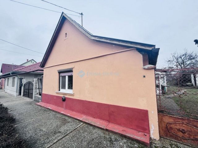 Eladó családi ház, Dunaföldváron 23 M Ft, 2 szobás