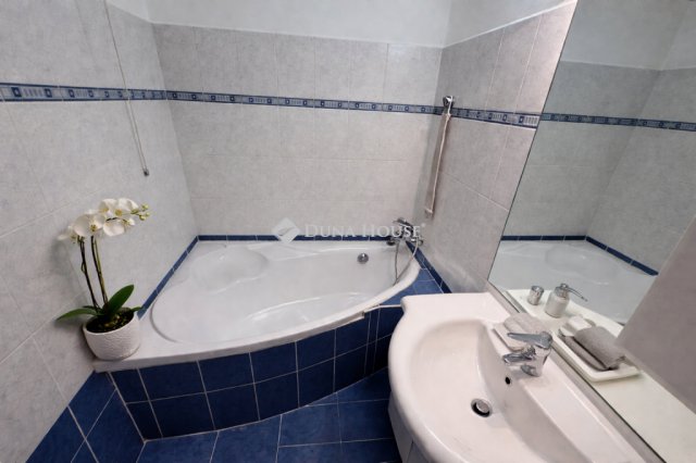 Eladó panellakás, Pécsett 58.49 M Ft, 3 szobás