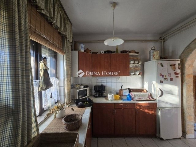 Eladó családi ház, Pécsett 66.9 M Ft, 5 szobás