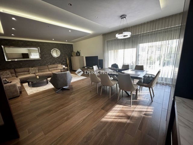 Eladó családi ház, Debrecenben 255 M Ft, 8 szobás