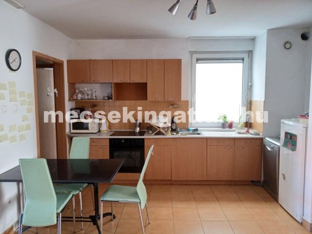Kiadó téglalakás, albérlet, Pécsett 350 E Ft / hó, 4 szobás
