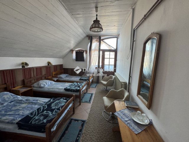 Eladó családi ház, Pilisszentlászlón 220 M Ft, 12+1 szobás