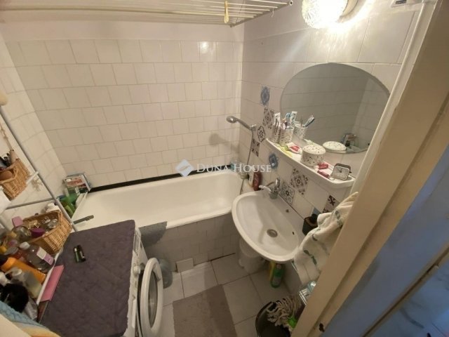 Eladó panellakás, Kecskeméten 47.8 M Ft, 3 szobás