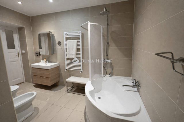 Eladó téglalakás, Budapesten, VI. kerületben 118 M Ft, 2 szobás