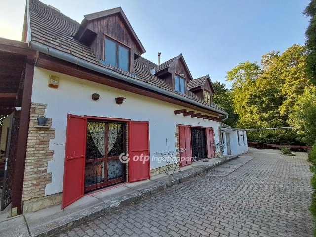 Eladó családi ház, Herenden 750 M Ft, 14 szobás