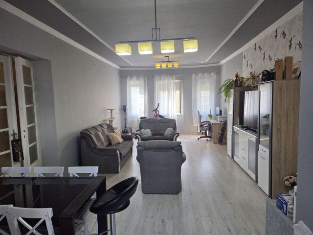 Eladó téglalakás, Pétfürdőn 69.9 M Ft, 4 szobás