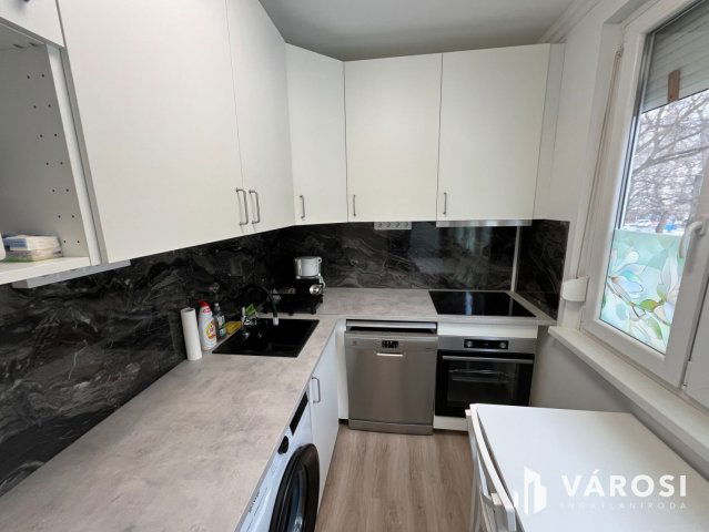 Kiadó panellakás, albérlet, Debrecenben 300 E Ft / hó, 4 szobás