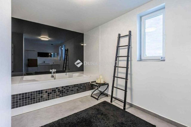 Eladó családi ház, Budapesten, XV. kerületben 259.9 M Ft