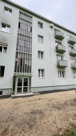 Eladó téglalakás, Győrött 35 M Ft, 1 szobás