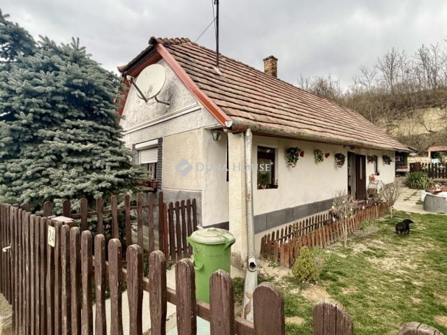 Eladó családi ház, Vértesacsán 39.99 M Ft, 2 szobás