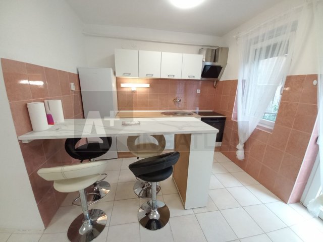 Kiadó téglalakás, albérlet, Szegeden 230 E Ft / hó, 3 szobás